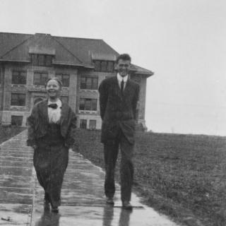 1900年两个人在斯特里大厅外的照片